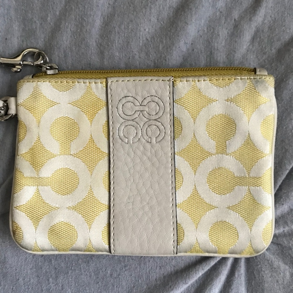 sold COACH / pale yellow wristlet - Picture 5 of 6